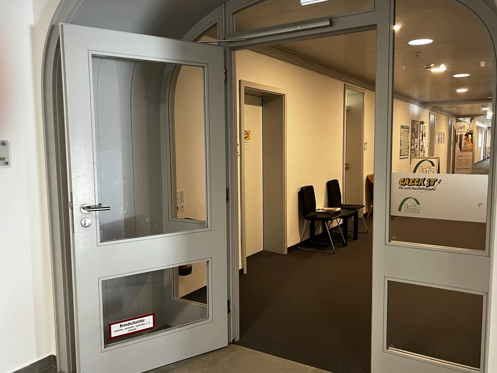 Der Eingang zu den Räumen von CHECK IT am Champagnatplatz 4 in Mindelheim