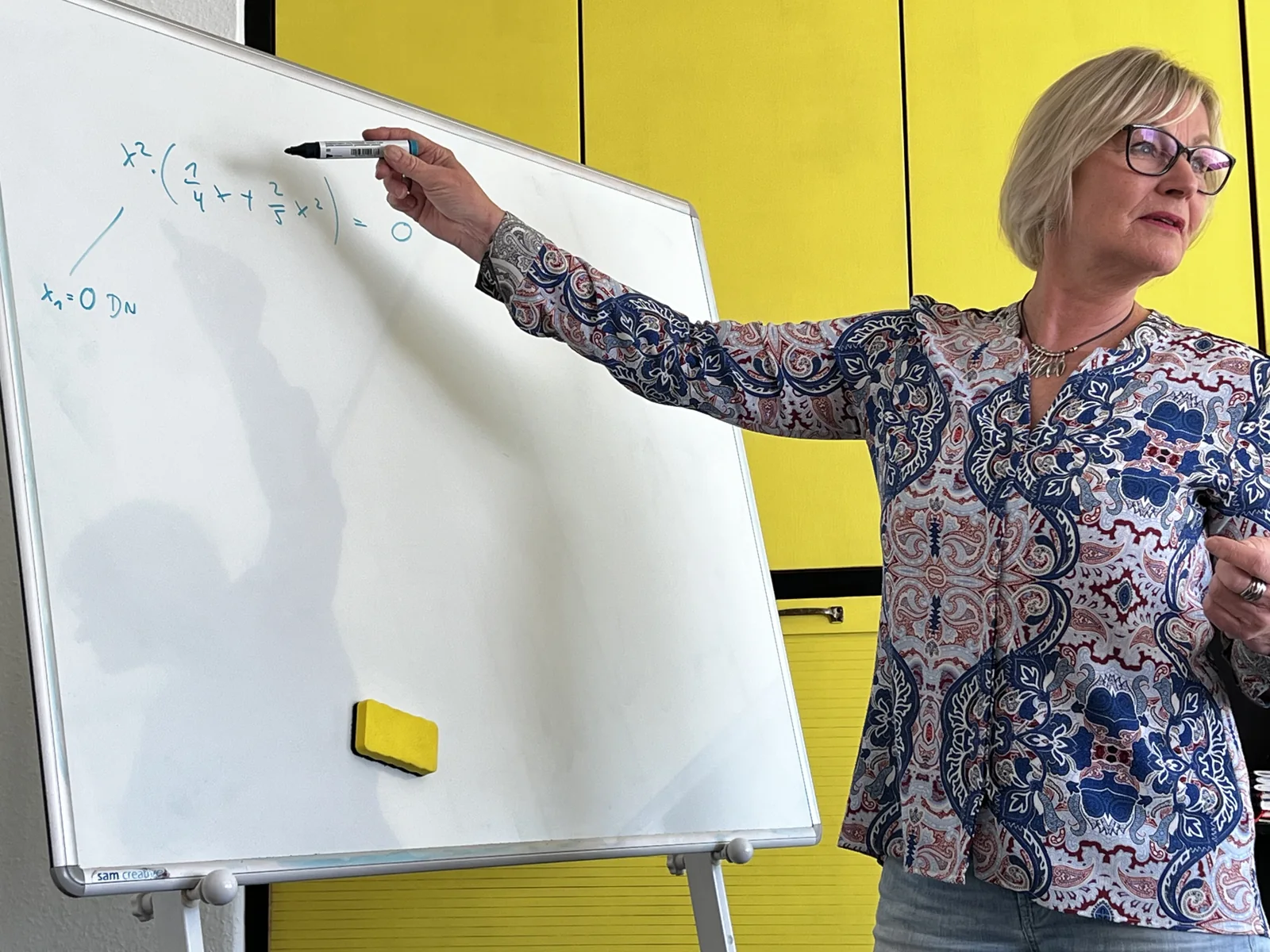 Brigitte Nützel erklärt eine Mathematikaufgabe am Whiteboard bei CHECK IT
